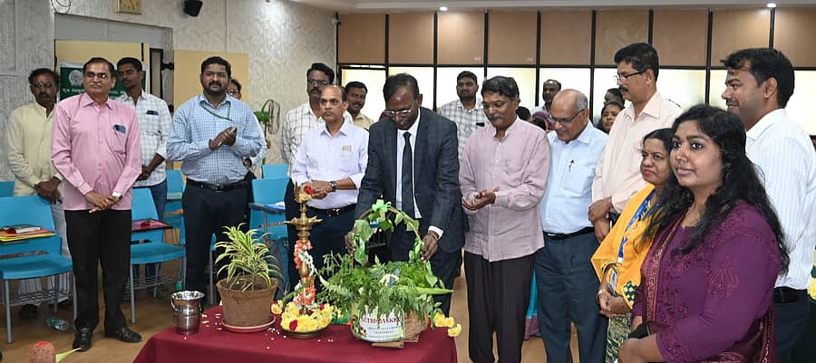 ರಾಯಚೂರಿನ ಕೃಷಿ ವಿಜ್ಞಾನ ಕೇಂದ್ರದಲ್ಲಿ ನೂತನವಾಗಿ ಪ್ರಾರಂಭಿಸಿದ ಕೃಷಿ ತಂತ್ರಜ್ಞಾನ ಸಂಗ್ರಹಾಲಯವನ್ನು ಕುಲಪತಿ ಎಂ. ಹನುಮಂತಪ್ಪ ಉದ್ಘಾಟಿಸಿದರು. ಅರುಣಕುಮಾರ ಹೊಸಮನಿ, ಎ. ಆರ್. ಕುರುಬರ, ಪ್ರಕಾಶ ಚವ್ಹಾಣ ಉಪಸ್ಥಿತರಿದ್ದರು