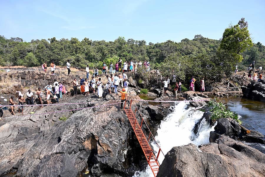 ದೇವರ ದರ್ಶನಕ್ಕಾಗಿ ಸರತಿ ಸಾಲಿನಲ್ಲಿ ಬಂದ ಭಕ್ತರು