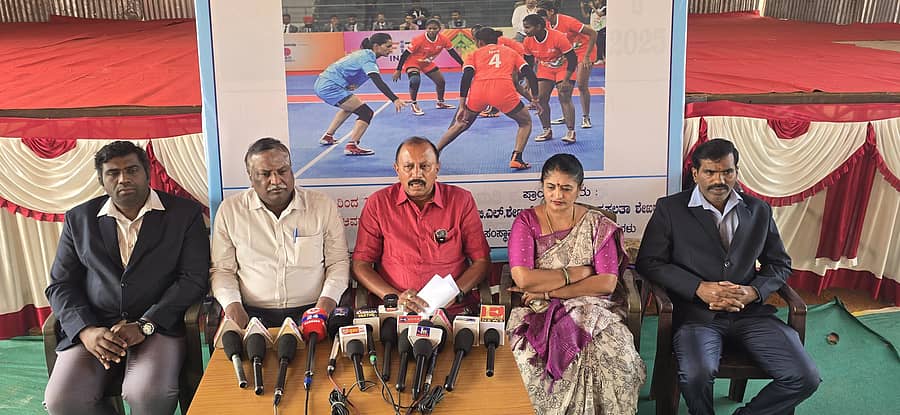 ಆನೇಕಲ್ ತಾಲ್ಲೂಕಿನ ಜಿಗಣಿಯಲ್ಲಿ ಆಯೋಜಿಸಿದ್ದ ಪತ್ರಿಕಾಗೋಷ್ಠಿಯಲ್ಲಿ ಬೃಂದಾವನ ಶಿಕ್ಷಣ ಸಂಸ್ಥೆಗಳ ಮುಖ್ಯಸ್ಥ ಡಾ.ಬಿ.ಎಲ್.ಶೇಖರ್ ಮಾತನಾಡಿದರು