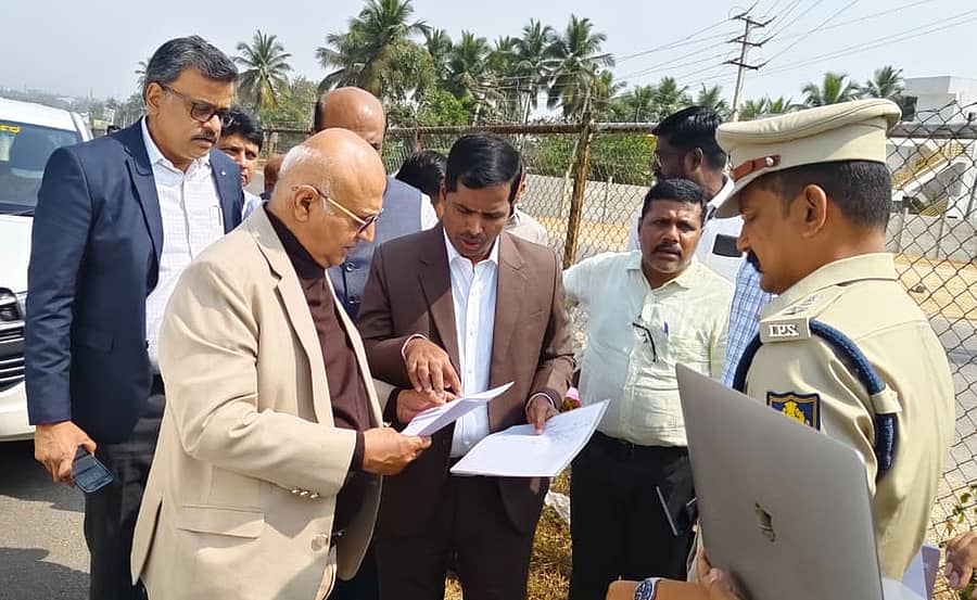 ಬೆಂಗಳೂರು–ಮೈಸೂರು ರಾಷ್ಟ್ರೀಯ ಹೆದ್ದಾರಿ-275ರಲ್ಲಿ ರಸ್ತೆ ಸುರಕ್ಷತೆ ಕುರಿತು ಸುಪ್ರೀಂಕೋರ್ಟ್ನ ರಸ್ತೆ ಸುರಕ್ಷತಾ ಸಲಹಾ ಸಮಿತಿ ಅಧ್ಯಕ್ಷ ಅಭಯ್ ಮನೋಹರ್ ಸಪ್ರೆ ಅವರು ಪರಿಶೀಲಿಸಿದರು. ಜಿಲ್ಲಾಧಿಕಾರಿ ಕುಮಾರ, ಎಸ್ಪಿ ಮಲ್ಲಿಕಾರ್ಜುನ ಬಾಲದಂಡಿ ಇದ್ದರು