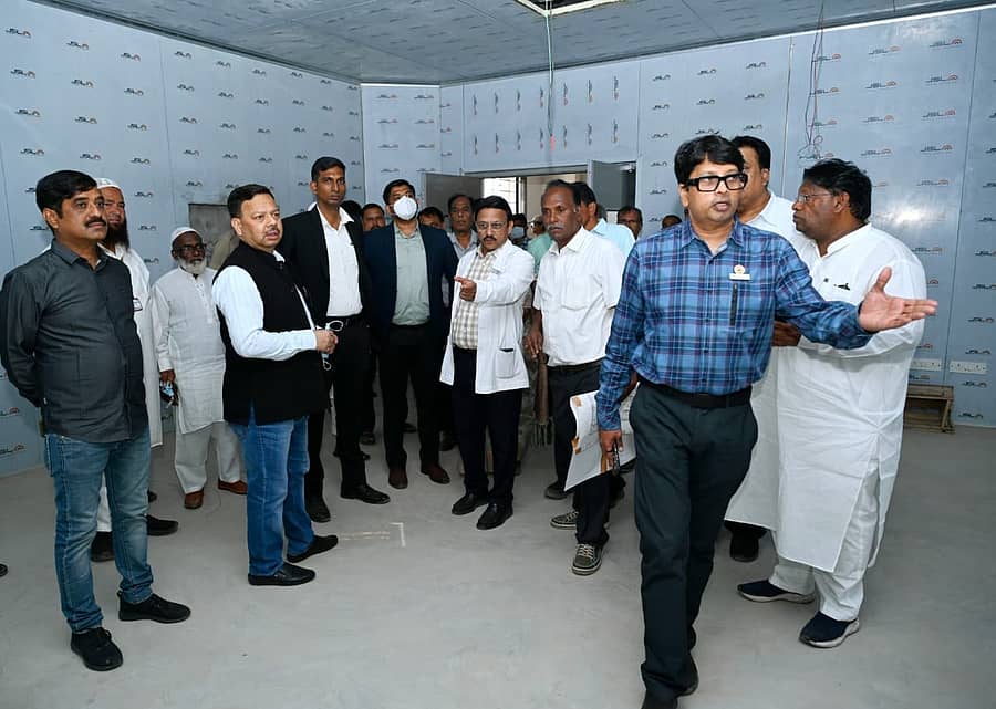 ವಿಜಯಪುರ ಜಿಲ್ಲಾ ಆಸ್ಪತ್ರೆ ಆವರಣದಲ್ಲಿ ನಿರ್ಮಾಣವಾಗುತ್ತಿರುವ ಸೂಪರ್ ಸ್ಪೆಷಾಲಿಟಿ ಆಸ್ಪತ್ರೆಯ ಕಟ್ಟಡವನ್ನು ವೈದ್ಯಕೀಯ ಶಿಕ್ಷಣ ಇಲಾಖೆಯ ಪ್ರಧಾನ ಕಾರ್ಯದರ್ಶಿ ಮೊಹಮ್ಮದ್ ಮೊಹಸೀನ್ ಶನಿವಾರ ಪರಿಶೀಲಿಸಿದರು