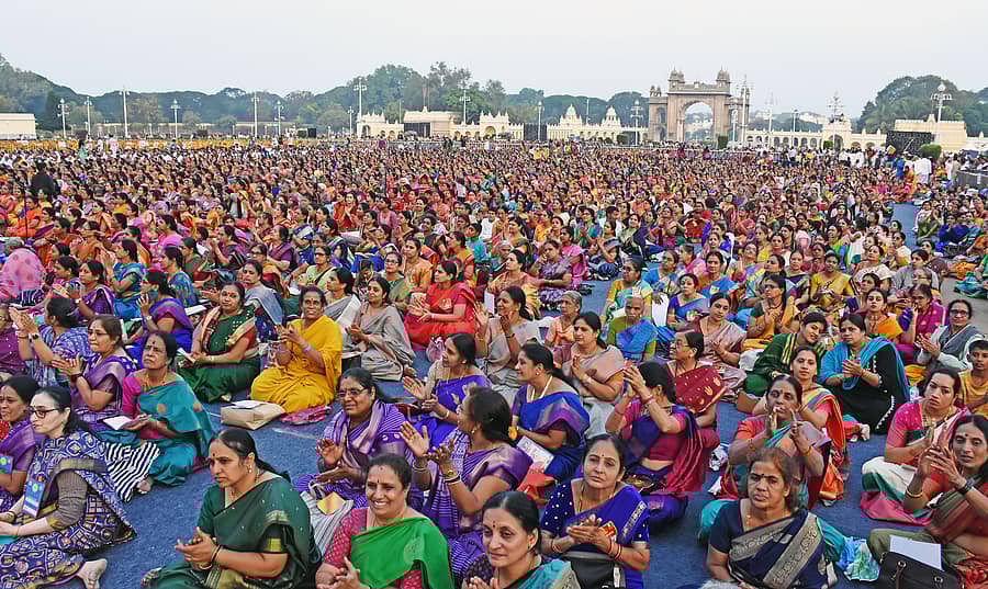 ಶೃಂಗೇರಿ ಶಾರದಾ ಪೀಠದ ಭಾರತೀ ತೀರ್ಥ ಸ್ವಾಮೀಜಿ ಅವರ ಸನ್ಯಾಸ ಸ್ವೀಕಾರದ ಸುವರ್ಣ ಮಹೋತ್ಸವ ಪ್ರಯುಕ್ತ ಮೈಸೂರಿನ ಅಂಬಾವಿಲಾಸ ಅರಮನೆ ಆವರಣದಲ್ಲಿ ಶನಿವಾರ ಆಯೋಜಿಸಿದ್ದ ‘ಸ್ತುತಿ ಶಂಕರ’ ಸ್ತೋತ್ರಾರ್ಪಣೆ ಕಾರ್ಯಕ್ರಮದಲ್ಲಿ ಪಾಲ್ಗೊಂಡಿದ್ದ ಭಕ್ತರು – ಪ್ರಜಾವಾಣಿ ಚಿತ್ರ/ ಹಂಪಾ ನಾಗರಾಜ