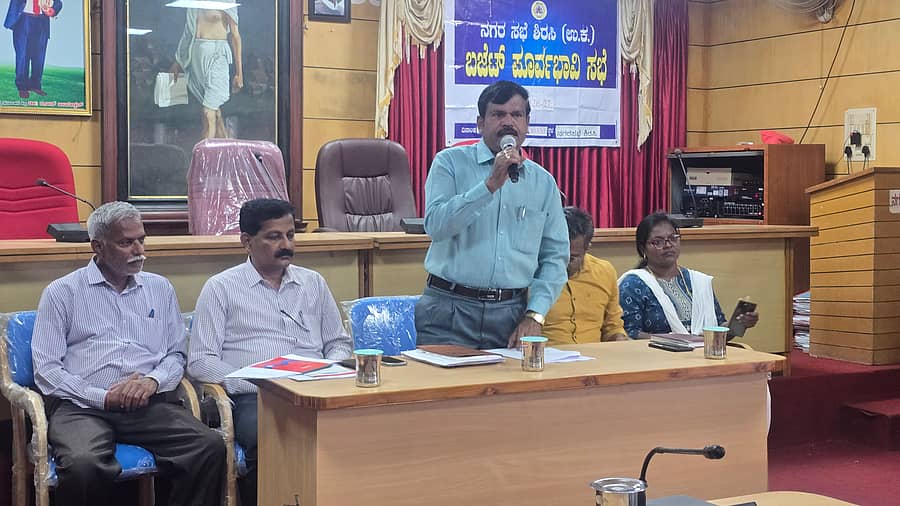 ಶಿರಸಿ ನಗರಸಭೆಯಲ್ಲಿ  ನಡೆದ ಆಯವ್ಯಯ ಪೂರ್ವಭಾವಿ ಸಭೆಯಲ್ಲಿ ಪೌರಾಯುಕ್ತ ಪ್ರಕಾಶ ಚನ್ನಪ್ಪನವರ ಮಾತನಾಡಿದರು  