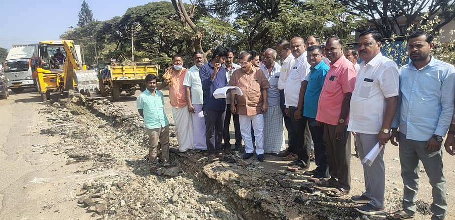 ಮಲೇಬೆನ್ನೂರು ಪಟ್ಟಣದಲ್ಲಿ ಶನಿವಾರ ಶಾಸಕ ಬಿ.ಪಿ. ಹರೀಶ್ ರಾಜ್ಯ ಹೆದ್ದಾರಿ ಅಭಿವೃದ್ಧಿ ನಿಗಮ ನಿರ್ಮಿಸುತ್ತಿರುವ ರಾಜ್ಯ ಹೆದ್ದಾರಿ ರಸ್ತೆ ನಿರ್ಮಾಣ ಕಾಮಗಾರಿಯನ್ನು ಪರಿಶೀಲಿಸಿದರು