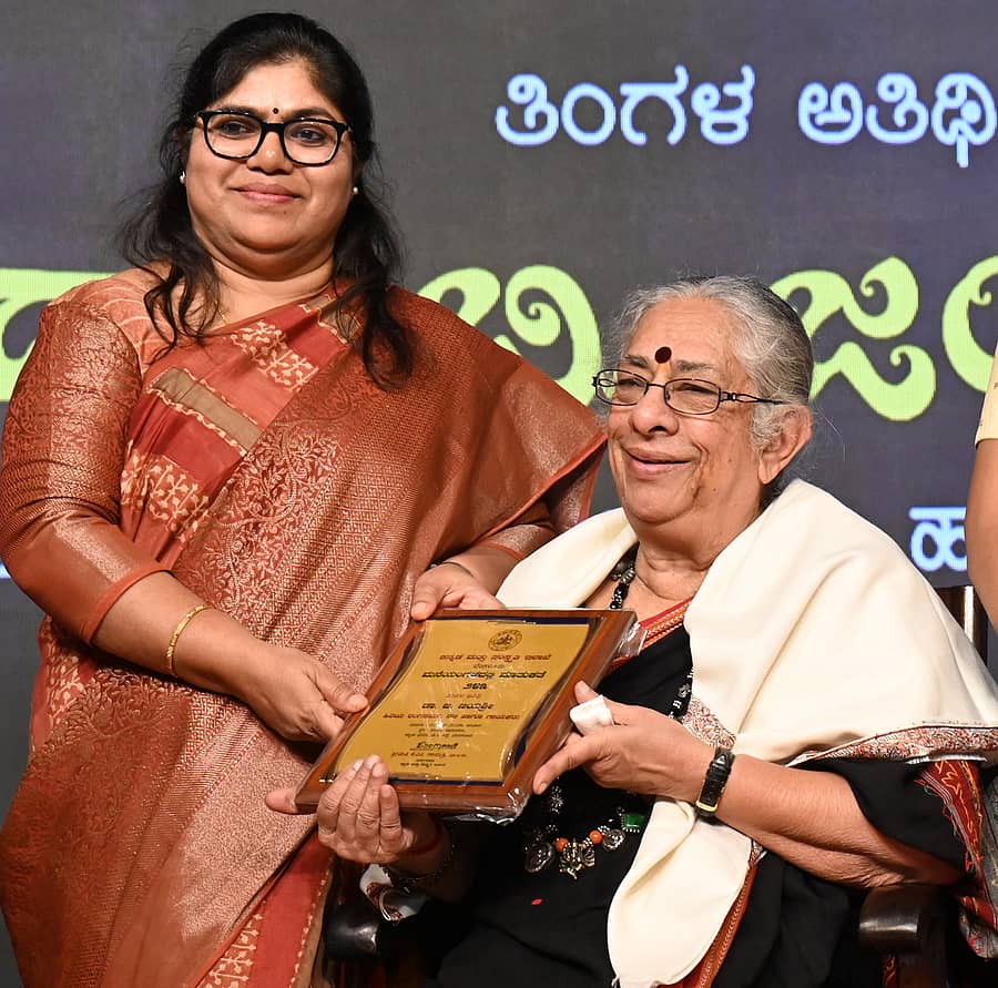 ಮನೆಯಂಗಳದಲ್ಲಿ ಮಾತುಕತೆ ಕಾರ್ಯಕ್ರಮದಲ್ಲಿ ಬಿ.ಜಯಶ್ರೀ ಅವರನ್ನು ಕೆ.ಎಂ. ಗಾಯಿತ್ರಿ ಗೌರವಿಸಿದರು. ಪ್ರಜಾವಾಣಿ ಚಿತ್ರ ಕಿಶೋರ್ ಕುಮಾರ್ ಬೋಳಾರ್