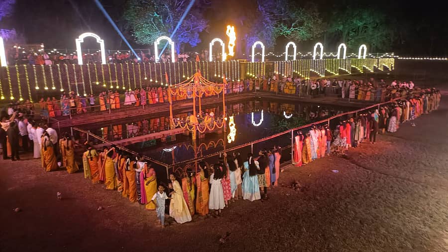 ಹೊಸನಗರ ತಾಲ್ಲೂಕು ದೇವಗಂಗೆ ಆವರಣದಲ್ಲಿ ನಡೆದ ಎಳ್ಳಮವಾಸ್ಯೆ ಹಬ್ಬದಾಚರಣೆ ಕಾರ್ಯಕ್ರಮ ನಡೆಯಿತು.