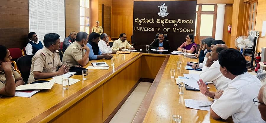 ಮೈಸೂರು ವಿಶ್ವವಿದ್ಯಾಲಯದ ಕುಲಪತಿ ಪ್ರೊ.ಎನ್.ಕೆ. ಲೋಕನಾಥ್ ಅಧ್ಯಕ್ಷತೆಯಲ್ಲಿ ಶನಿವಾರ ಸಮನ್ವಯ ಸಭೆ ನಡೆಯಿತು