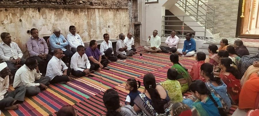 ಗುಳೇದಗುಡ್ಡದ ಗುಗ್ಗರಿಪೇಟಿಯ ಪುತ್ರಪ್ಪ ಬೀಳಗಿಯವರ ಮನೆಯಲ್ಲಿ ಶನಿವಾರ ಜರುಗಿದ ಮನೆಯಲ್ಲಿ ಮಹಾಮನೆ ಕಾರ್ಯಕ್ರಮದಲ್ಲಿ ಪ್ರೊ.ಸಿದ್ದಲಿಂಗಪ್ಪ ಬರಗುಂಡಿ ಮಾತನಾಡಿದರು