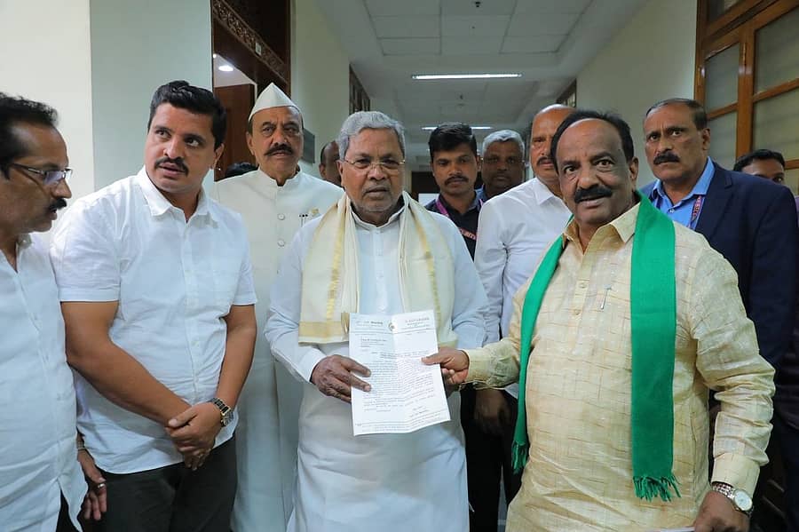 ‘ಕಿತ್ತೂರು ಕರ್ನಾಟಕ ಅಭಿವೃದ್ಧಿ ಮಂಡಳಿ’ ರಚನೆಗೆ ಆಗ್ರಹಿಸಿ, ಬೆಳಗಾವಿಯ ಸುವರ್ಣ ವಿಧಾನಸೌಧದಲ್ಲಿ ಈಚೆಗೆ ಶಾಸಕ ಎನ್.ಎಚ್. ಕೋನರಡ್ಡಿ ಮುಖ್ಯಮಂತ್ರಿ ಸಿದ್ದರಾಮಯ್ಯ ಅವರಿಗೆ ಮನವಿ ಸಲ್ಲಿಸಿದರು