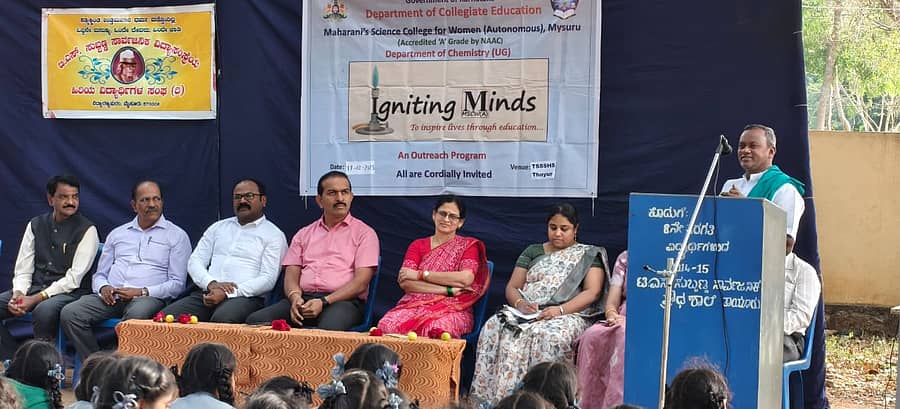 ತಿ.ನರಸೀಪುರ ಸಮೀಪದ ತಾಯೂರು ಗ್ರಾಮದ ಟಿ.ಎಸ್. ಸುಬ್ಬಣ್ಣ ಪ್ರೌಢಶಾಲೆಯಲ್ಲಿ ವಿಜ್ಞಾನ ಬೋಧನಾ ಕಾರ್ಯಕ್ರಮದ ಸಮಾರೋಪ ಸಮಾರಂಭದಲ್ಲಿ ಜೆಡಿಎಸ್ ವಕ್ತಾರ ತಾಯೂರು ಪ್ರಕಾಶ್ ಮಾತನಾಡಿದರು