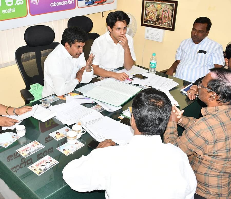 ಗದಗ ತಾಲ್ಲೂಕು ಮಟ್ಟದ ಪಂಚ ಗ್ಯಾರಂಟಿ ಯೋಜನೆಗಳ ಅನುಷ್ಠಾನ ಪ್ರಾಧಿಕಾರ ಪಡಿತರ ಚೀಟಿ ವಿಶೇಷ ಸಭೆಯಲ್ಲಿ ಅಶೋಕ ಮಂದಾಲಿ ಮಾತನಾಡಿದರು