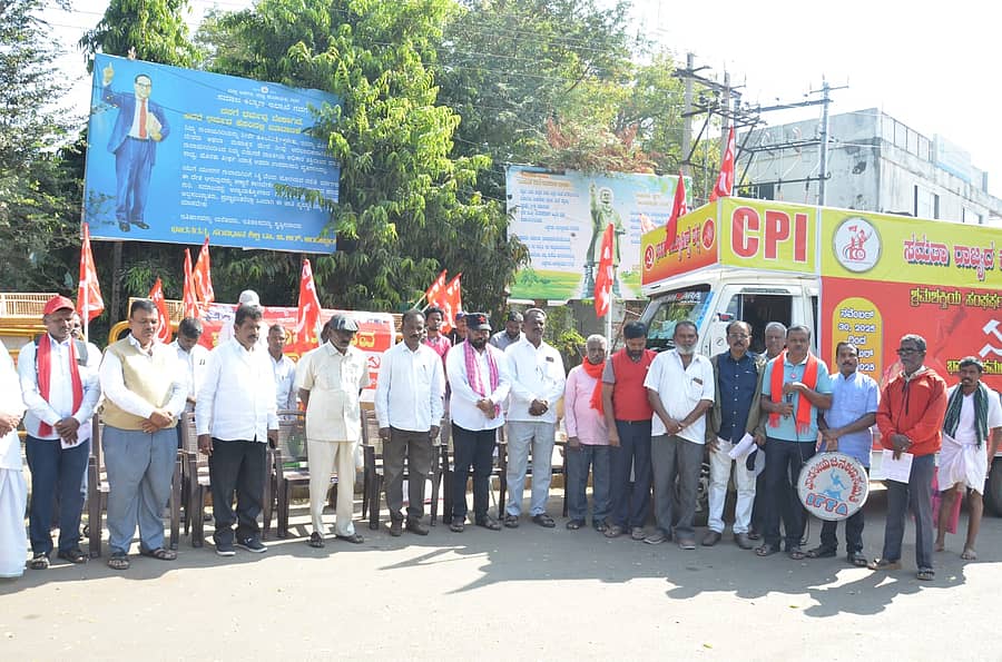 ಗದಗ ನಗರದ ಗಾಂಧಿ ವೃತ್ತದಲ್ಲಿ ನಡೆದ ‘ಶ್ರಮ ಶಕ್ತಿಯ ಸಂಘರ್ಷದ ಶತಮಾನದ ಪಯಣ’ ಸಮಾವೇಶದಲ್ಲಿ ಹಲವಾರು ಮಂದಿ ಕಾರ್ಯಕರ್ತರು ಭಾಗವಹಿಸಿದ್ದರು