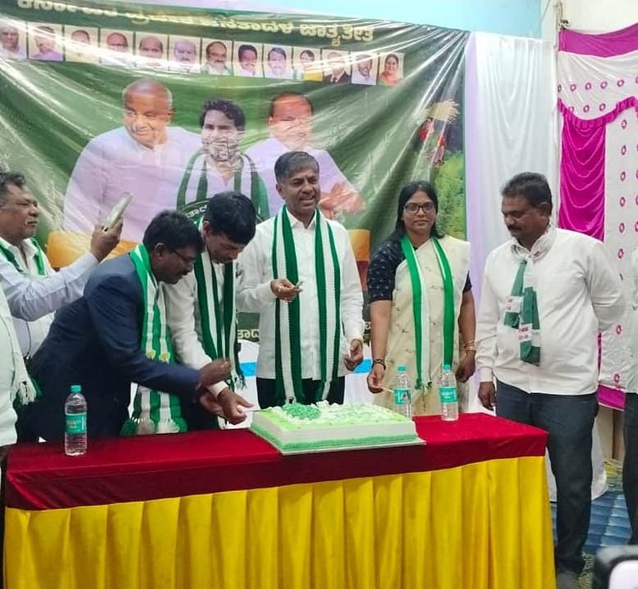 ಕೆಜಿಎಫ್ ರಾಬರ್ಟ್ಸನ್ಪೇಟೆಯಲ್ಲಿ ಶನಿವಾರ ಜೆಡಿಎಸ್ ಪಕ್ಷದ ರಜತ ಮಹೋತ್ಸವ ಕಾರ್ಯಕ್ರಮದಲ್ಲಿ ಕೇಕ್ ಕತ್ತರಿಸಿ ಸಂಭ್ರಮಿಸಲಾಯಿತು. ಜೆಡಿಎಸ್ ಕೋರ್ ಸಮಿತಿ ಅಧ್ಯಕ್ಷ ಎಂ.ಕೃಷ್ಣಾರೆಡ್ಡಿ, ರಮೇಶ್ ಬಾಬು ಇದ್ದರು