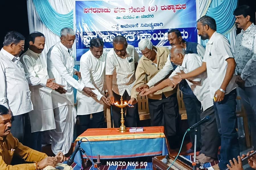 ಸುರಪುರ ಸಮೀಪದ ರಂಗಂಪೇಟೆಯಲ್ಲಿ ಶನಿವಾರ ಏರ್ಪಡಿಸಿದ್ದ ಸ್ವರ ಸಂಗೀತ ಕಾರ್ಯಕ್ರಮವನ್ನು ಶರಣಪ್ಪ ಗುಮ್ಮಾ ಉದ್ಘಾಟಿಸಿದರು