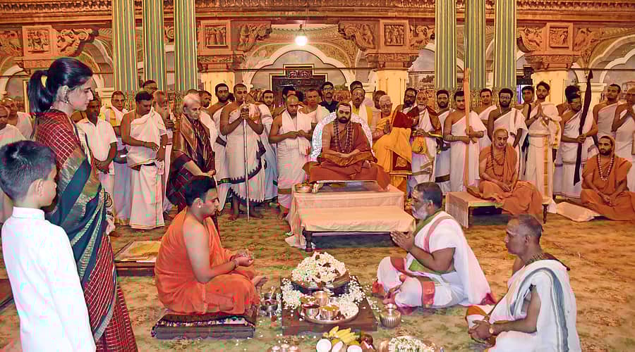 ಅರಮನೆಯಲ್ಲಿ ನಡೆದ ಪಾದುಕೆ ಪೂಜೆಯಲ್ಲಿ ರಾಜವಂಶಸ್ಥೆ ಪ್ರಮೋದಾದೇವಿ ಒಡೆಯರ್, ಸಂಸದ ಯದುವೀರ್ ಕೃಷ್ಣದತ್ತ ಚಾಮರಾಜ ಒಡೆಯರ್, ತ್ರಿಷಿಕಾ ಕುಮಾರಿ ಒಡೆಯರ್, ಆದ್ಯವೀರ್ ಒಡೆಯರ್ ಪಾಲ್ಗೊಂಡಿದ್ದರು