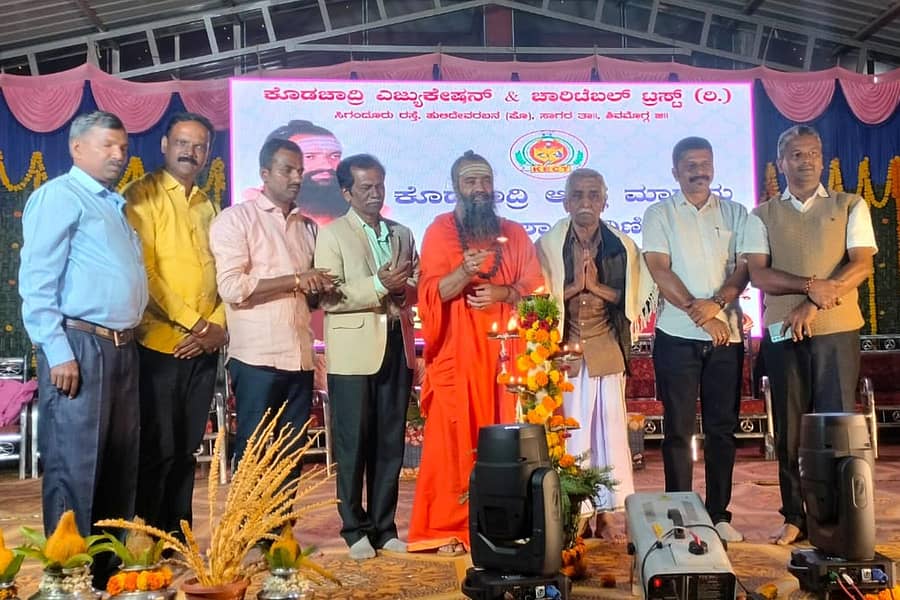 ಗಿಣಿವಾರ ಗ್ರಾಮದ ಕೊಡಚಾದ್ರಿ ಶಿಕ್ಷಣ ಸಂಸ್ಥೆಯಲ್ಲಿ ಈಚೆಗೆ ನಡೆದ ಚಿಣ್ಣರ ಹಬ್ಬ ಕಾರ್ಯಕ್ರಮವನ್ನು ಮಳಲಿ ಮಠದ ಗುರು ನಾಗಭೂಷಣ ಶಿವಾಚಾರ್ಯ ಸ್ವಾಮೀಜಿ ಉದ್ಘಾಟಿಸಿದರು