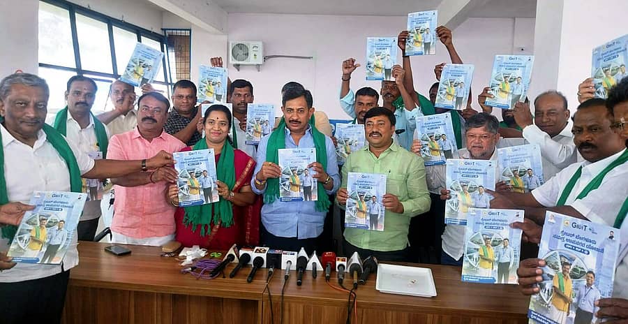 ರಾಮನಗರದಲ್ಲಿ ನಡೆದ ಕಾರ್ಯಕ್ರಮದಲ್ಲಿ ಮಾಗಡಿ ಶಾಸಕ ಎಚ್.ಸಿ.ಬಾಲಕೃಷ್ಣ ಅವರು ಗ್ರೇಟರ್ ಬೆಂಗಳೂರು ಸಮಗ್ರ ಉಪನಗರ ಯೋಜನೆ ಕೈಪಿಡಿ ಬಿಡುಗಡೆ ಮಾಡಿದರು. ಗ್ರೇಟರ್ ಬೆಂಗಳೂರು ಅಭಿವೃದ್ಧಿ ಪ್ರಾಧಿಕಾರದ ಅಧ್ಯಕ್ಷ ಗಾಣಕಲ್ ನಟರಾಜು ಇತರರು ಹಾಜರಿದ್ದರು