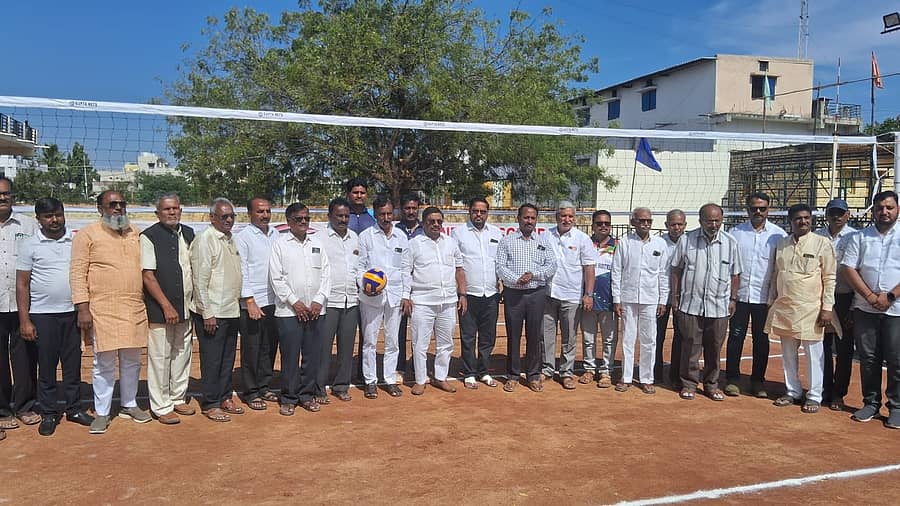 ತಾಳಿಕೋಟೆ ಪಟ್ಟಣದ ಎಸ್.ಕೆ ಪಿಯು ಕಾಲೇಜು ಮೈದಾನದಲ್ಲಿ ಸ್ಥಳೀಯ ಸ್ಪೋರ್ಟ್ಸ್ ಕ್ಲಬ್ ವತಿಯಿಂದ ಆಯೋಜಿಸಿರುವ ಎರಡು ದಿನಗಳ ತಾಳಿಕೋಟಿ ವಾಲಿಬಾಲ್ ಪ್ರೀಮಿಯರ್ ಲೀಗ್ ಸೀಜನ್-2 ಪಂದ್ಯಾವಳಿಯನ್ನು ವೀರಶೈವ ವಿದ್ಯಾವರ್ಧಕ ಸಂಘದ ಚೇರ್ಮನ್ ವಿ.ಸಿ.ಹಿರೇಮಠ ಶನಿವಾರ ಉದ್ಘಾಟಿಸಿದರು