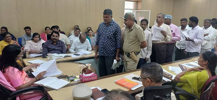 ಹಾಸನದ ಜಿಲ್ಲಾಧಿಕಾರಿ ಕಚೇರಿಯಲ್ಲಿ ಶನಿವಾರ ನಡೆದ ಜಿಲ್ಲಾ ಮಟ್ಟದ ಜನಸ್ಪಂದನ ಸಭೆಯಲ್ಲಿ ಜಿಲ್ಲಾಧಿಕಾರಿ ಕೆ.ಎಸ್. ಲತಾಕುಮಾರಿ, ಸಾರ್ವಜನಿಕರ ಅಹವಾಲು ಆಲಿಸಿದರು.