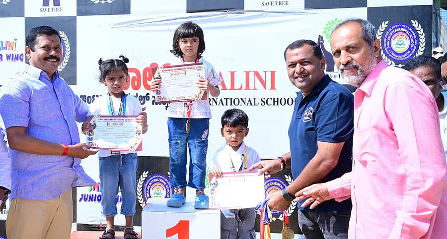 ಚನ್ನರಾಯಪಟ್ಟಣದಲ್ಲಿ ಶನಿವಾರ ಶಾಲಿನಿ ವಿದ್ಯಾಶಾಲೆ ಏರ್ಪಡಿಸಿದ್ದ ಕ್ರೀಡಾಕೂಟದಲ್ಲಿ ವಿಜೇತ ವಿದ್ಯಾರ್ಥಿಗಳಿಗೆ ವಿಧಾನಪರಿಷತ್ತು ಮಾಜಿ ಸದಸ್ಯ ಎಂ.ಎ. ಗೋಪಾಲಸ್ವಾಮಿ ಬಹುಮಾನ ವಿತರಿಸಿದರು. ಸಿ.ಎನ್. ಅಶೋಕ್, ಸಿ.ಎನ್. ಶಶಿಧರ್ ಭಾಗವಹಿಸಿದ್ದರು