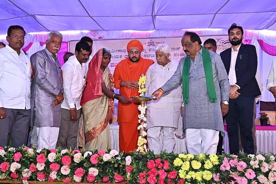 ಅಣ್ಣಿಗೇರಿ ತಾಲ್ಲೂಕಿನ ನಲವಡಿಯಲ್ಲಿ ನೂತನವಾಗಿ ನಿರ್ಮಾಣಗೊಂಡ ಗ್ರಾಮ ಪಂಚಾಯಿತಿ ಕಟ್ಟಡವನ್ನು ಸಚಿವ ಎಚ್.ಕೆ. ಪಾಟೀಲ ಉದ್ಘಾಟನೆ ಮಾಡಿದರು