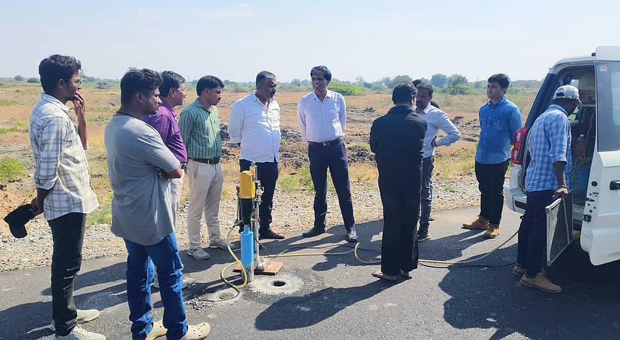 ತೆಕ್ಕಲಕೋಟೆ ಸಮೀಪದ ಹಳೇಕೋಟೆ ಗ್ರಾಮದ ಬಳಿ ಹೆದ್ದಾರಿ ಪ್ರಾಧಿಕಾರದ ಅಧಿಕಾರಿಗಳು ರಾಷ್ಟ್ರೀಯ ಹೆದ್ದಾರಿ 150ಎ ಕಾಮಗಾರಿ ಗುಣಮಟ್ಟ ಪರಿಶೀಲನೆ ನಡೆಸಿದರು