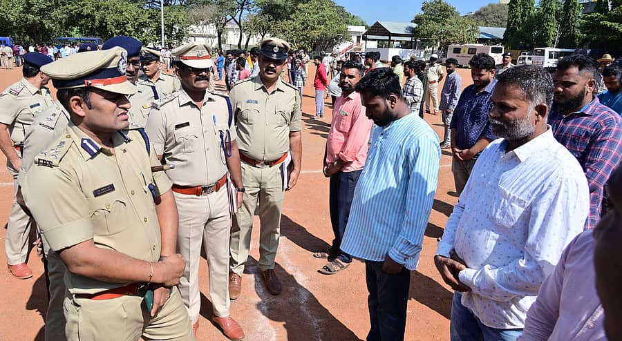 ಹುಬ್ಬಳ್ಳಿಯ ಹಳೇ ಸಿಎಆರ್ ಮೈದಾನದಲ್ಲಿ ನಡೆದ ರೌಡಿ ಪರೇಡ್ನಲ್ಲಿ ಪೊಲೀಸ್ ಕಮಿಷನರ್ ರೌಡಿಗಳನ್ನು ವಿಚಾರಣೆ ನಡೆಸಿದರು
(ಪ್ರಜಾವಾಣಿ ಸಂಗ್ರಹ ಚಿತ್ರ)