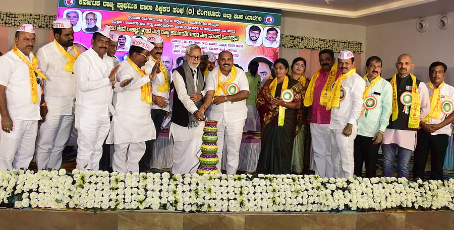 ಯಾದಗಿರಿಯಲ್ಲಿ ಶನಿವಾರ ನಡೆದ ಪ್ರಾಥಮಿಕ ಶಾಲಾ ಶಿಕ್ಷಕರ ಸಂಘದ ಸಂಘಟನಾತ್ಮಕ ಸಭೆಯನ್ನು ಶಾಸಕ ಚನ್ನಾರೆಡ್ಡಿ ಪಾಟೀಲ ತುನ್ನೂರು ಅವರು ಉದ್ಘಾಟಿಸಿದರು. ಸಂಘದ ಪದಾಧಿಕಾರಿಗಳು ಉಪಸ್ಥಿತರಿದ್ದರು