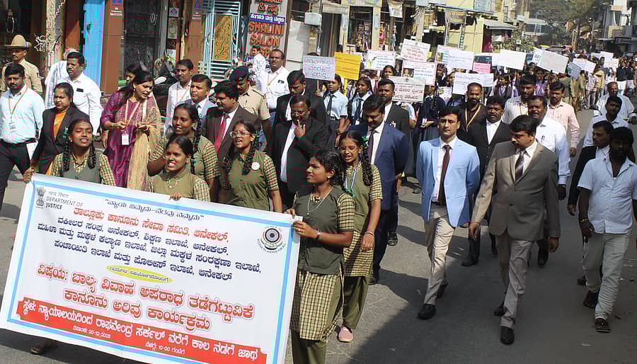 ಆನೇಕಲ್ನಲ್ಲಿ ಶನಿವಾರ ಬಾಲ್ಯ ವಿವಾಹ ಅಪರಾಧ ತಡೆಗಟ್ಟುವಿಕೆ ಕಾನೂನು ಅರಿವು ಮೆರವಣಿಗೆಯಲ್ಲಿ ಪಾಲ್ಗೊಂಡಿದ್ದ ನ್ಯಾಯಾಧೀಶರು, ವಕೀಲರು ಮತ್ತು ವಿದ್ಯಾರ್ಥಿಗಳು