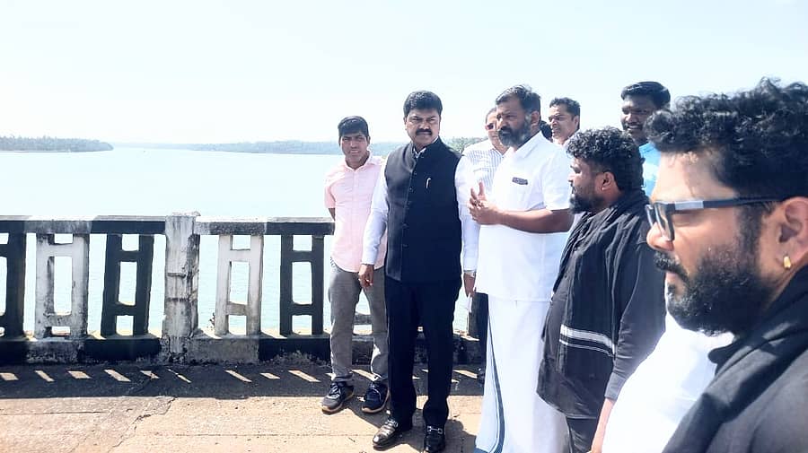 ಕುಂದಾಪುರ ಸಮೀಪದ ಅರಾಟೆಯ ಬಳಿ ಶನಿವಾರ ನಡೆದ ಕಾರ್ಯಕ್ರಮದಲ್ಲಿ ₹85 ಕೋಟಿ ವೆಚ್ಚದ ಸೇತುವೆ ನಿರ್ಮಾಣಕ್ಕೆ ಸಂಸದ ಬಿ.ವೈ.ರಾಘವೇಂದ್ರ ಶಂಕುಸ್ಥಾಪನೆ ನೆರವೇರಿಸಿದರು. ಶಾಸಕ ಗುರುರಾಜ್ ಗಂಟಿಹೊಳೆ ಭಾಗವಹಿಸಿದ್ದರು