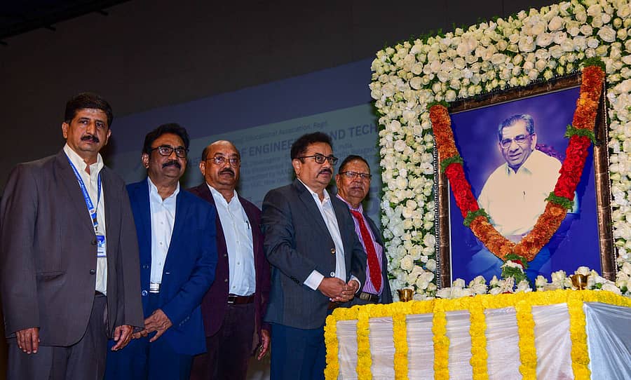 ದಾವಣಗೆರೆಯ ಬಿಐಇಟಿ ಸಭಾಂಗಣದಲ್ಲಿ ಆಯೋಜಿಸಿದ್ದ ಕಾರ್ಯಕ್ರಮದಲ್ಲಿ ಶಾಸಕ ಶಾಮನೂರು ಶಿವಶಂಕರಪ್ಪ ಅವರಿಗೆ ಶ್ರದ್ಧಾಂಜಲಿ ಸಲ್ಲಿಸಲಾಯಿತು –ಪ್ರಜಾವಾಣಿ ಚಿತ್ರ