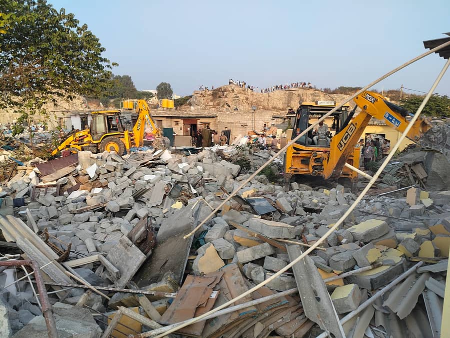 <div class="paragraphs"><p>ಕೋಗಿಲು ಬಂಡೆ ಬಳಿ 5 ಎಕರೆ ಜಾಗದಲ್ಲಿದ್ದ ಶೆಡ್ಗಳನ್ನು ಬೆಂಗಳೂರು ಘನತ್ಯಾಜ್ಯ ನಿರ್ವಹಣಾ ನಿಯಮಿತ ತೆರವುಗೊಳಿಸಿತು</p></div>