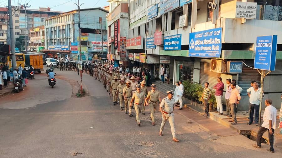 ಮೂಲ್ಕಿ ಇನ್ಸ್ಪೆಕ್ಟರ್ ಮಂಜುನಾಥ್ ಅವರ ನೇತೃತ್ವದಲ್ಲಿ ಎಸ್ಎಎಫ್, ಸಿಎಆರ್ ಹಾಗೂ ಮೂಲ್ಕಿ ಪೊಲೀಸ್ ಠಾಣೆ ಸಿಬ್ಬಂದಿ ಕಿನ್ನಿಗೋಳಿ ಬಸ್ನಿಲ್ದಾಣದಿಂದ ಪಟ್ಟಣ ಪಂಚಾಯಿತಿ ವ್ಯಾಪ್ತಿವರೆಗೆ ಪಥಸಂಚಲನ ನಡೆಸಿದರು