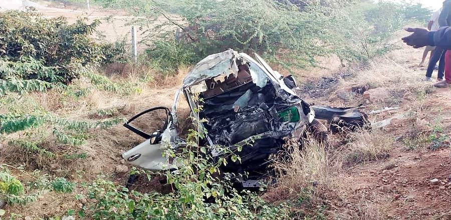 <div class="paragraphs"><p>ಅಪಘಾತಕ್ಕೀಡಾದ ಕಾರು</p></div>