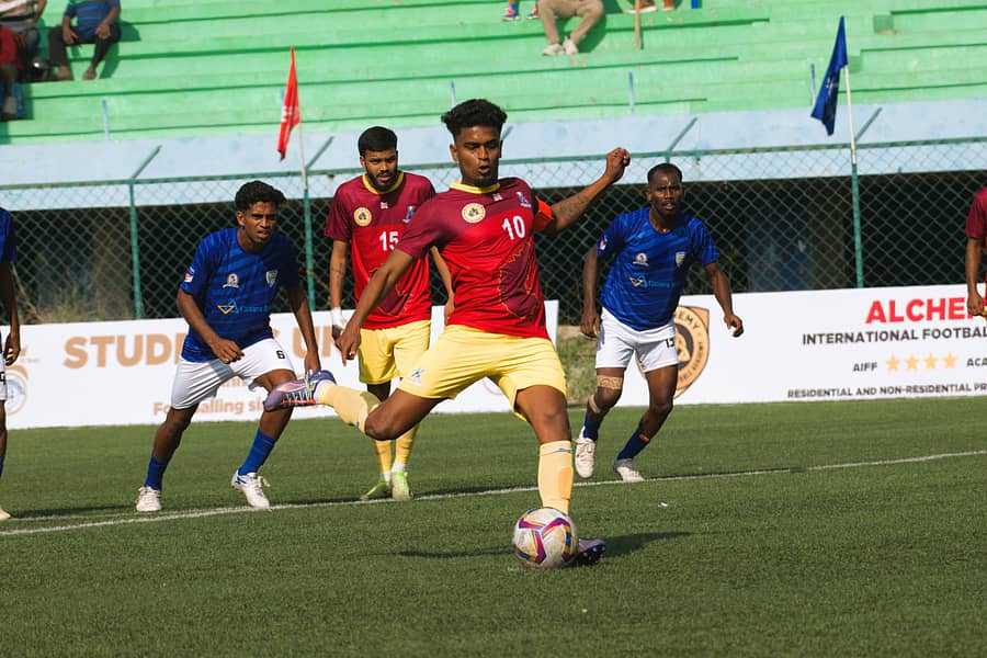 ಕರ್ನಾಟಕ ತಂಡದ ನಾಯಕ ನಿಖಿಲ್ ರಾಜ್ ಮುರುಗೇಶ್ ಅವರು ಚೆಂಡಿಗೆ ಕಿಕ್ ಮಾಡಿದರು