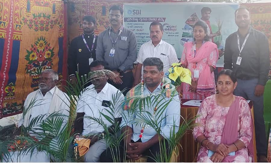 ಜಾವಗಲ್ ಗ್ರಾಮದ ಎಸ್‌ಬಿಐ ಶಾಖೆಯಿಂದ ಕಿಸಾನ್ ದಿವಸ್ ಅಂಗವಾಗಿ ಗ್ರಾಮದ ಪ್ರಗತಿಪರ ರೈತರಾದ ಜವರೇಗೌಡ, ಮಾಲತಿ ಸಂಗಮೇಶ್, ಧನಂಜಯಪುರದ ರೈತ ಡಿ.ಪಿ. ಗಿರಿ ಗೌಡ, ತಿಮ್ಮನಹಳ್ಳಿ ಹರೀಶ್ ಹಾಗೂ ಸಂಗಮೇಶ ಅವರನ್ನು ಸನ್ಮಾನಿಸಲಾಯಿತು 