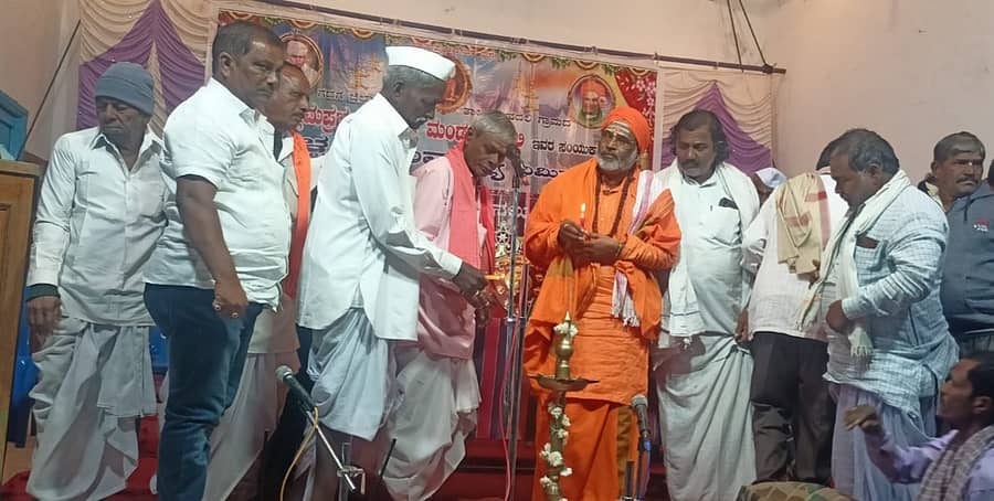 ನರಗುಂದ ತಾಲ್ಲೂಕಿನ ಹದಲಿ ಗ್ರಾಮದಲ್ಲಿ ಎಳ್ಳು ಅಮಾವಾಸ್ಯೆ ಅಂಗವಾಗಿ ಅಲ್ಲಮಪ್ರಭು ಯುವಕ ಮಂಡಳ ವತಿಯಿಂದ ಶುಕ್ರವಾರ ನಡೆದ ರಾಜ್ಯಮಟ್ಟದ ಹೊನಲು ಬೆಳಕಿನ ಭಜನಾ ಸ್ಪರ್ಧೆಯನ್ನು ಸೊರಟೂರ ಹಿರೇಮಠದ ಫಕ್ಕಿರೇಶ್ವರ ಸ್ವಾಮೀಜಿ ಉದ್ಘಾಟಿಸಿದರು