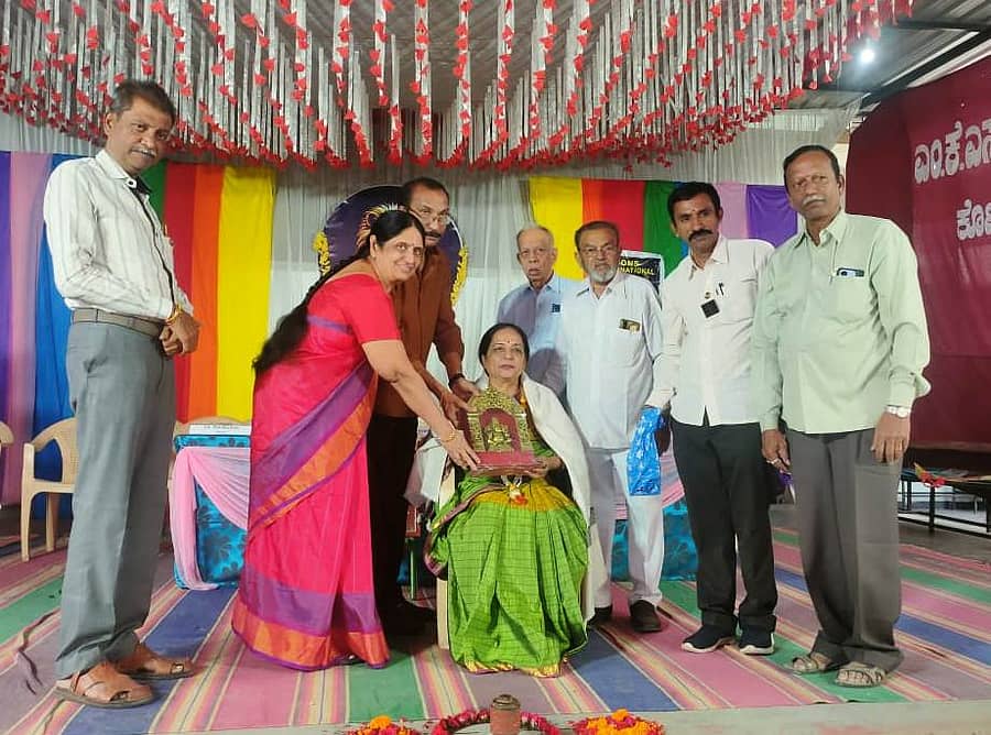 ಎಂಕೆಎಸ್ ಲಯನ್ಸ್ ವಿದ್ಯಾನಿಕೇತನ ಶಾಲೆಯ ವಾರ್ಷಿಕೋತ್ಸವದಲ್ಲಿ ಮುಖ್ಯಅತಿಥಿ ಎಚ್.ಎಲ್.ರಾಜೇಶ್ವರಿ ಅವರನ್ನು ಆಡಳಿತ ಮಂಡಳಿ ಪ್ರಮುಖರು ಗೌರವಿಸಿದರು