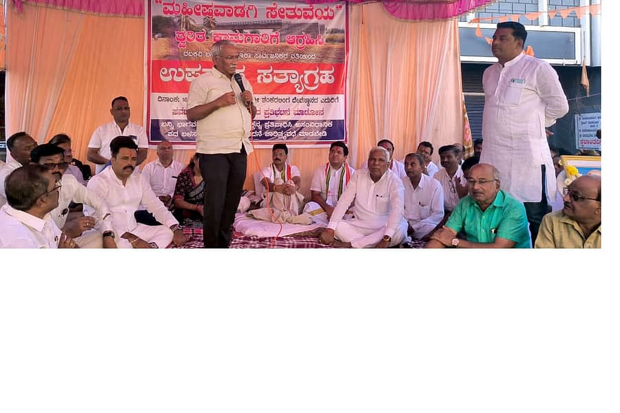 ಮಹೀಷವಾಡಗಿ ಸೇತುವೆ ಕಾಮಗಾರಿಯನ್ನು ತ್ವರಿತಗತಿಯಲ್ಲಿ ಕೈಗೊಳ್ಳಬೇಕೆಂದು ಆಗ್ರಹಿಸಿ ರಬಕವಿಯಲ್ಲಿ ಡಾ.ರವಿ ಜಮಖಂಡಿ ನೇತೃತ್ವದಲ್ಲಿ ನಡೆಯುತ್ತಿರುವ ಉಪವಾಸ ಸತ್ಯಾಗ್ರಹ ಸ್ಥಳಕ್ಕೆ ಜಿಲ್ಲಾ ಉಸ್ತುವಾರಿ ಸಚಿವ ಆರ್.ಬಿ.ತಮ್ಮಾಪುರ ಭೇಟಿ ನೀಡಿ ಮಾತನಾಡಿದರು