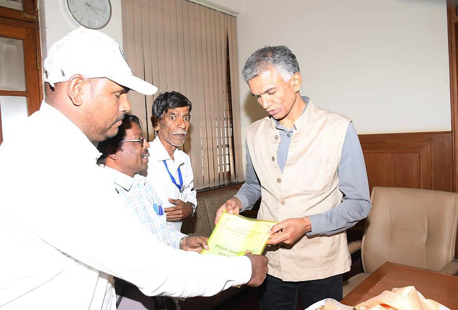 ಬೆಳಗಾವಿ ಸುವರ್ಣಸೌಧದಲ್ಲಿ ಶುಕ್ರವಾರ ದಂದು ಕೌಜಲಗಿ ನೂತನ ತಾಲೂಕು ಕೇಂದ್ರ ರಚನೆಗಾಗಿ ಕಂದಾಯ ಸಚಿವ ಕೃಷ್ಣ ಬೈರೇಗೌಡ ಅವರಿಗೆ ಕೌಜಲಗಿ ತಾಲೂಕು ರಚನಾ ಹೋರಾಟಗಾರರು ಮನವಿ ಸಲ್ಲಿಸಿದರು.