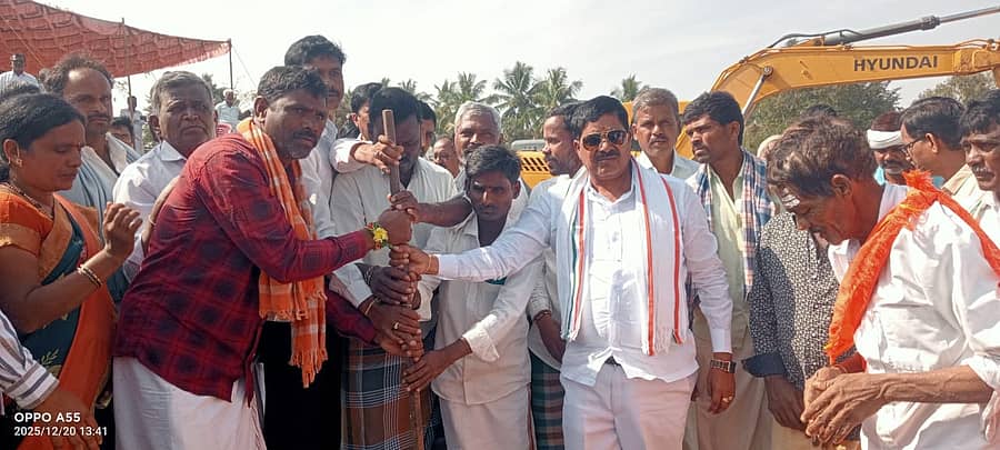 ಜಗಳೂರು ತಾಲ್ಲೂಕಿನ ಸಿದ್ದಯ್ಯನಕೋಟೆ ಗ್ರಾಮದಲ್ಲಿ ಶಾಸಕ ಬಿ. ದೇವೇಂದ್ರಪ್ಪ ಅವರು ಶನಿವಾರ ವಿವಿಧ ಕಾಮಗಾರಿಗಳಿಗೆ ಚಾಲನೆ ನೀಡಿದರು