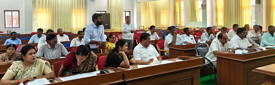 ಚಾಮರಾಜನಗರದ ಜಿಲ್ಲಾಡಳಿತ ಭವನದಲ್ಲಿರುವ ಜಿಲ್ಲಾ ಪಂಚಾಯಿತಿ ಹಳೆಯ ಕೆ.ಡಿ.ಪಿ ಸಭಾಂಗಣದಲ್ಲಿ ಶನಿವಾರ ನಡೆದ ಗ್ಯಾರಂಟಿ ಯೋಜನೆಗಳ ಜಿಲ್ಲಾ ಪ್ರಗತಿ ಪರಿಶೀಲನಾ ಸಭೆಯಲ್ಲಿ ಭಾಗವಹಿಸಿದ್ದ ಅಧಿಕಾರಿಗಳು