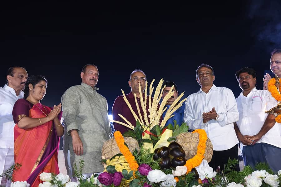 ದಕ್ಷಿಣ ಕನ್ನಡ ಜಿಲ್ಲಾಡಳಿತವು ಮಂಗಳೂರಿನಲ್ಲಿ ಏರ್ಪಡಿಸಿರುವ ಕರಾವಳಿ ಉತ್ಸವವನ್ನು ಜಿಲ್ಲಾ ಉಸ್ತುವಾರಿ ಸಚಿವ ದಿನೇಶ್ ಗುಂಡೂರಾವ್‌ ಶನಿವಾರ ಉದ್ಘಾಟಿಸಿದರು. ಹರೀಶ್‌ ಕುಮಾರ್‌, ಮಮತಾ ಡಿ.ಎಸ್.ಗಟ್ಟಿ, ಐವನ್ ಡಿಸೋಜ, ಡಿ.ವೇದವ್ಯಾಸ ಕಾಮತ್‌, ಮಂಜುನಾಥ ಭಂಡಾರಿ, ಎಂ.ಎ.ಗಫೂರ್‌, ವಿಶ್ವಾಸ್‌ ಕುಮಾರ್ ದಾಸ್ ಮತ್ತಿತರರು ಭಾಗವಹಿಸಿದ್ದರು