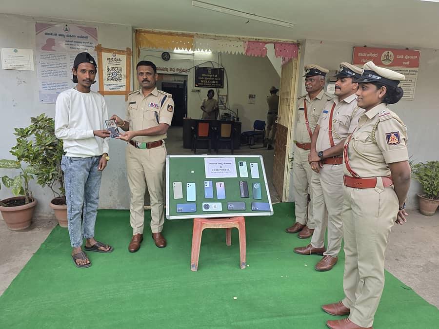 ಈಚೆಗೆ ಕಳುವಾದ ಮೊಬೈಲ್ಗಳನ್ನು ಶಹಾಬಾದ್ ಡಿವೈಎಸ್ಪಿ ಶಂಕರಗೌಡ ಪಾಟೀಲ ವಾರಸುದಾರರಿಗೆ ಶುಕ್ರವಾರ ಹಸ್ತಾಂತರಿಸಿದರು