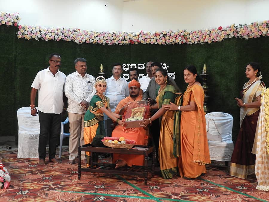 ಶ್ರವಣಬೆಳಗೊಳದ ಆದಿಕವಿ ಪಂಪ ಗ್ರಂಥಾಲಯದಲ್ಲಿ ಕುಮಾರಿ ಹಿತಾನ್ಯ ಬಿ.ವೈ ರ ಭರತ ನಾಟ್ಯ ರಂಗ ಪ್ರವೇಶ ಕಾರ್ಯಕ್ರಮದಲ್ಲಿ ಕ್ಷೇತ್ರದ ಪೀಠಾಧಿಪತಿಗಳಾದ ಸ್ವಸ್ತಿಶ್ರೀ ಅಭಿನವ ಚಾರುಕೀರ್ತಿ ಭಟ್ಟಾರಕ ಸ್ವಾಮೀಜಿಯವರು ಗೌರವಿಸಿದ ಸಂದರ್ಭದಲ್ಲಿ ಸ್ವಾತಿ ಪಿ.ಭಾರದ್ವಾಜ್, ರವಿ ನಾಕಲಗೂಡು, ಕಲಾವಿದೆ ಹಿತಾನ್ಯ ಪಾಲ್ಗೊಂಡಿದ್ದರು.