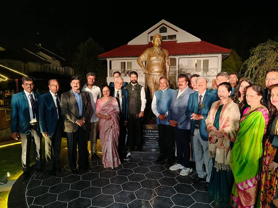 ಚಿಕ್ಕಮಗಳೂರು ಗಾಲ್ಫ್ ಕ್ಲಬ್ ಆವರಣದಲ್ಲಿ ನಿರ್ಮಿಸಿರುವ ಎ.ಬಿ.ಸುದರ್ಶನ್ ಅವರ ಪ್ರತಿಮೆಯನ್ನು ಅನಾವರಣಗೊಳಿಸಲಾಯಿತು