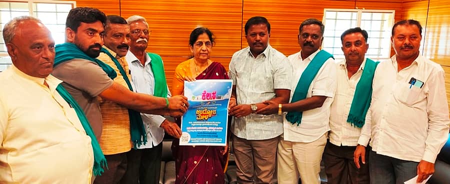 ಪಾಂಡವಪುರದಲ್ಲಿ ಡಿ.23ರಂದು ನಡೆಯಲಿರುವ ಉದ್ಯೋಗ ಮೇಳದ ಪೋಸ್ಟರ್ನ್ನು ರೈತ ಸಂಘದ ವರಿಷ್ಠೆ ಸುನೀತಾ ಪುಟ್ಟಣ್ಣಯ್ಯ ಬಿಡುಗಡೆಗೊಳಿಸಿದರು. ಕೆ.ಟಿ.ಗೋವಿಂದೇಗೌಡ, ಎಸ್.ದಯಾನಂದ್,ಚಿಕ್ಕಾಡೆ ಹರೀಶ್, ಡಿ.ಬಿ.ರುಕ್ಮಾಂಗದ, ಬಂಕ್ ಉಮಾಶಂಕರ್ , ಸ್ವಾಮಿಗೌಡ, ಅನಿಲ್, ಲಕ್ಷ್ಮೇಗೌಡ ಇದ್ದಾರೆ.