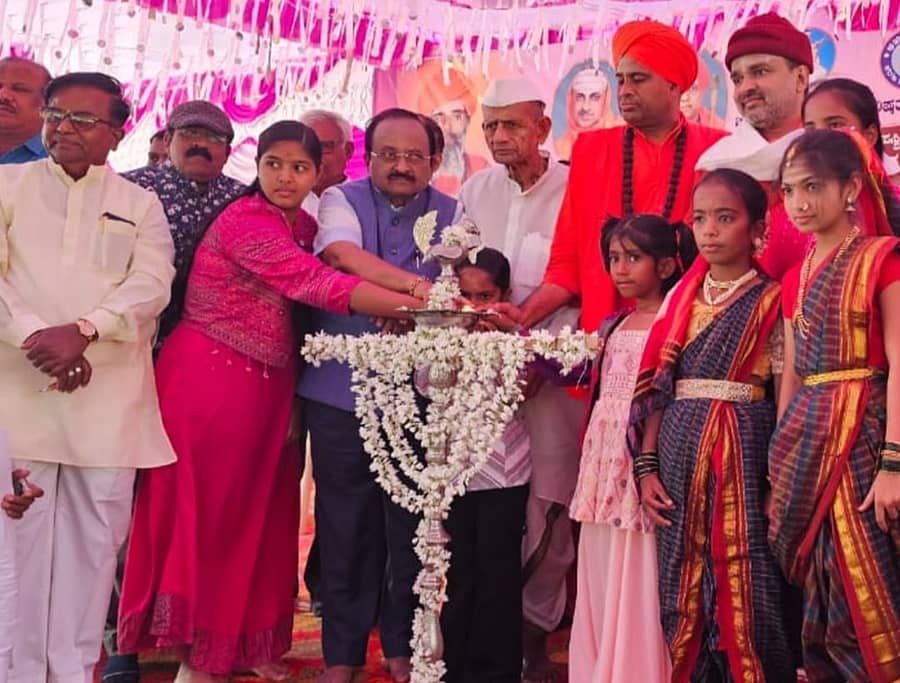 ಗದಗ ತಾಲ್ಲೂಕಿನ ಬಳಗಾನೂರಿನ ಚನ್ನವೀರ ಶರಣರ ಮಠದಲ್ಲಿ ಶನಿವಾರ ನಡೆದ ಪ್ರಥಮ ಮಕ್ಕಳ ಶರಣ ಸಾಹಿತ್ಯ ಸಮ್ಮೇಳನವನ್ನು ಅಖಿಲ ಭಾರತ ಶರಣ ಸಾಹಿತ್ಯ ಪರಿಷತ್ ಅಧ್ಯಕ್ಷ ಸಿ.ಸೋಮಶೇಖರ್ ಉದ್ಘಾಟಿಸಿದರು