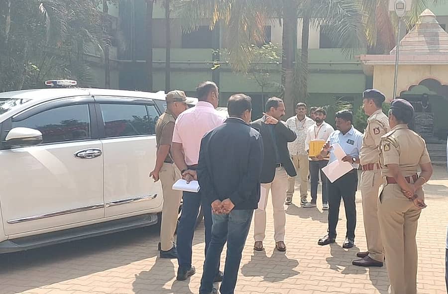 ದೊಡ್ಡಬಳ್ಳಾಪುರದ ಕೊಂಗಾಡಿಯಪ್ಪ ಪ್ರೌಢ ಶಾಲೆಗೆ ಶನಿವಾರ ಜಿಲ್ಲಾಧಿಕಾರಿ ಎ.ಬಿ.ಬಸವರಾಜು ಭೇಟಿ ನೀಡಿ ಮತಯಂತ್ರಗಳು ಸೇರಿದಂತೆ ಚುನಾವಣ ಸಿದ್ದತೆಗಳ ಬಗ್ಗೆ ಅಧಿಕಾರಿಗಳಿಗೆ ಮಾಹಿತಿ ನೀಡಿದರು