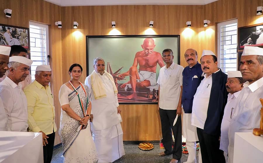 ಬೆಳಗಾವಿ ತಾಲ್ಲೂಕಿನ ಹುದಲಿ ಗ್ರಾಮದಲ್ಲಿ ಮಹಾತ್ಮ ಗಂಧೀಜಿ ನಿರ್ಮಿಸಿದ ಖಾದಿ ಗ್ರಾಮೋದ್ಯೋಗ ಕೇಂದ್ರಕ್ಕೆ ಮುಖ್ಯಮಂತ್ರಿ ಸಿದ್ದರಾಮಯ್ಯ ಶನಿವಾರ ಭೇಟಿ ನೀಡಿದರು. ಸಚಿವರಾದ ಲಕ್ಷ್ಮೀ ಹೆಬ್ಬಾಳಕರ, ಸತೀಶ ಜಾರಕಿಹೊಳಿ, ಎನ್.ಚೆಲುವರಾಯಸ್ವಾಮಿ ಇತರರು ಜತೆಯಾದರು